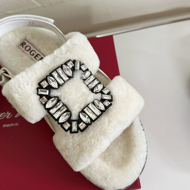SLIDY VIV' WINTER FUR STRASS BUCKLE SANDALS IN WHITE SHEARLING
