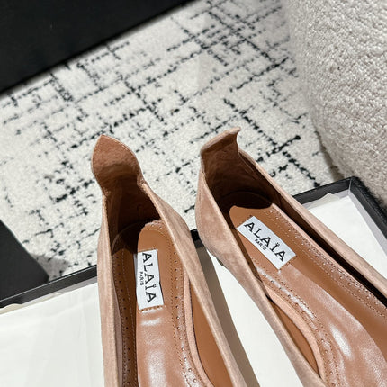 ALAIA PUMP 1 CM IN ALMOND BEIGE SUEDE MIX BLACK CALFSKIN