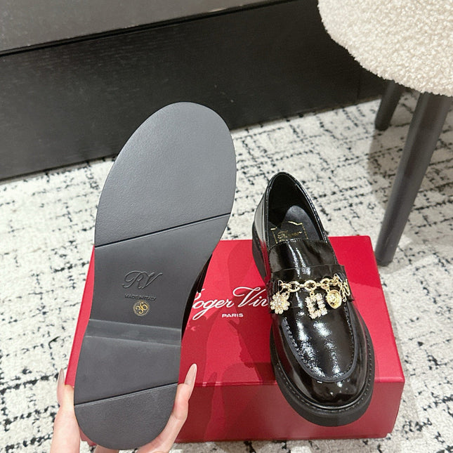ROGER VIVIER 25S RANGERS CHAIN LOAFER IN BLACK PATENT CALFSKIN