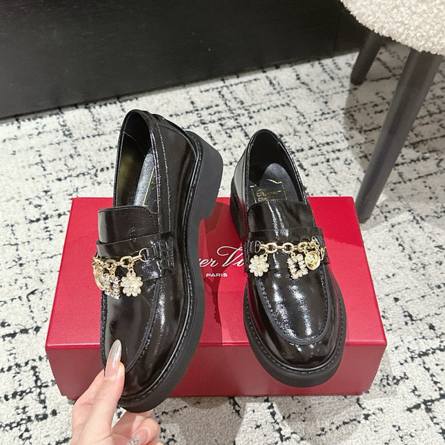 ROGER VIVIER 25S RANGERS CHAIN LOAFER IN BLACK PATENT CALFSKIN