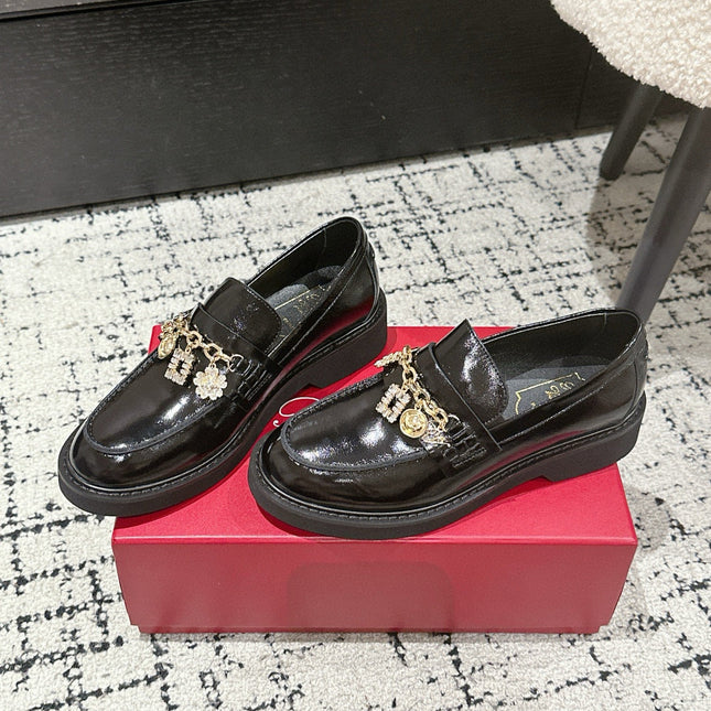 ROGER VIVIER 25S RANGERS CHAIN LOAFER IN BLACK PATENT CALFSKIN