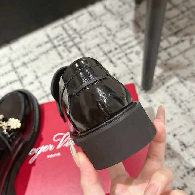 ROGER VIVIER 25S RANGERS CHAIN LOAFER IN BLACK PATENT CALFSKIN