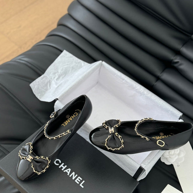 CC BALLET FLATS IN BLACK LAMBSKIN WITH GOLD HARDWARE