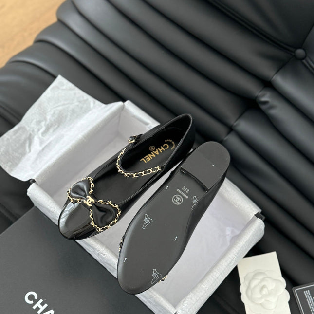 CC BALLET FLATS IN BLACK LAMBSKIN WITH GOLD HARDWARE