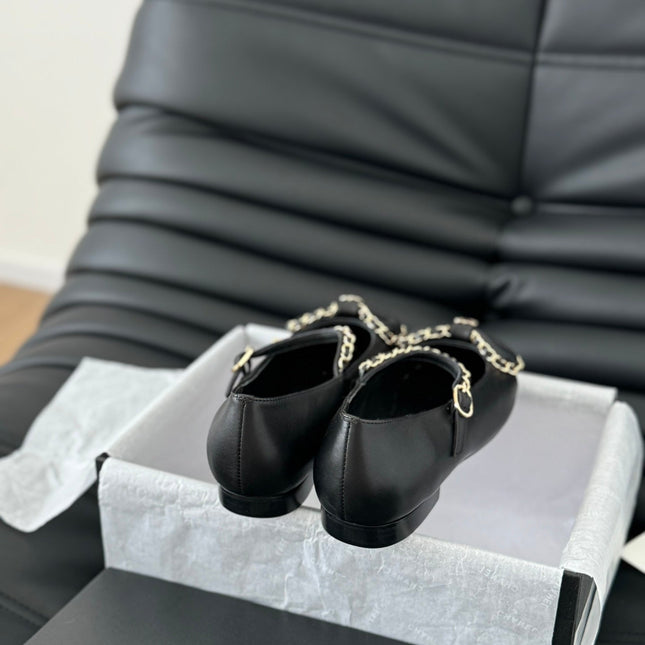 CC BALLET FLATS IN BLACK LAMBSKIN WITH GOLD HARDWARE