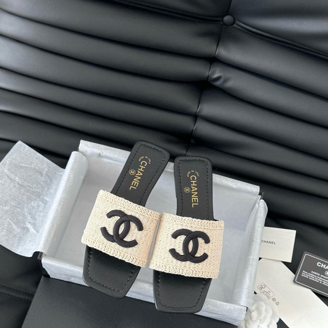 WOVEN SLIDE IN RAFFIA AND BLACK LAMBSKIN