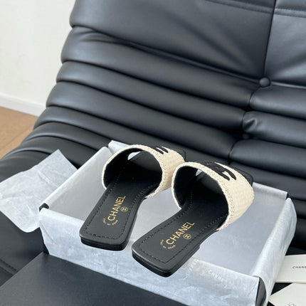 WOVEN SLIDE IN RAFFIA AND BLACK LAMBSKIN