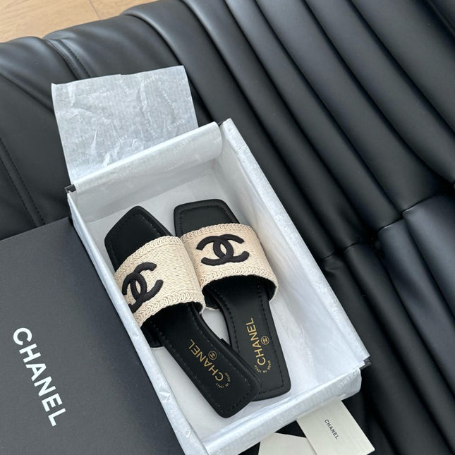 WOVEN SLIDE IN RAFFIA AND BLACK LAMBSKIN