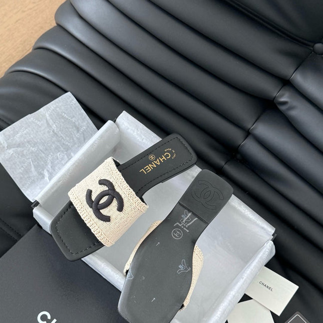 WOVEN SLIDE IN RAFFIA AND BLACK LAMBSKIN