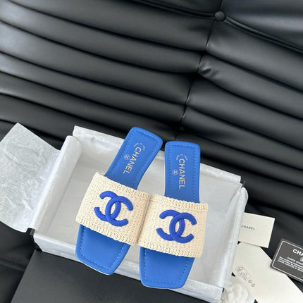 WOVEN SLIDE IN RAFFIA AND CERULEAN BLUE LAMBSKIN