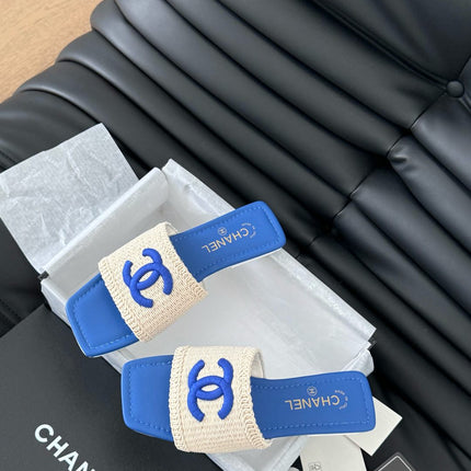 WOVEN SLIDE IN RAFFIA AND CERULEAN BLUE LAMBSKIN