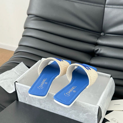 WOVEN SLIDE IN RAFFIA AND CERULEAN BLUE LAMBSKIN