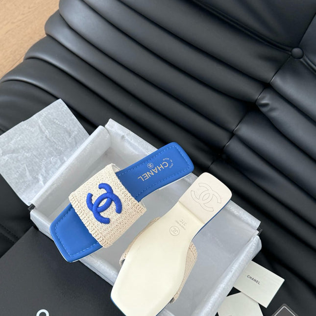 WOVEN SLIDE IN RAFFIA AND CERULEAN BLUE LAMBSKIN