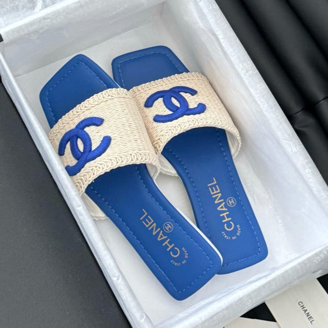 WOVEN SLIDE IN RAFFIA AND CERULEAN BLUE LAMBSKIN