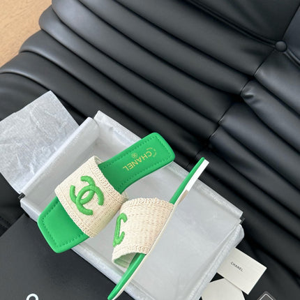 WOVEN SLIDE IN RAFFIA AND EMERALD GREEN LAMBSKIN