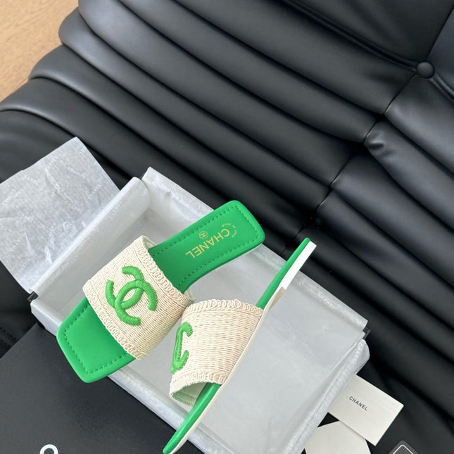 WOVEN SLIDE IN RAFFIA AND EMERALD GREEN LAMBSKIN