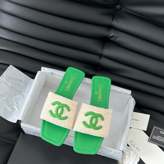 WOVEN SLIDE IN RAFFIA AND EMERALD GREEN LAMBSKIN