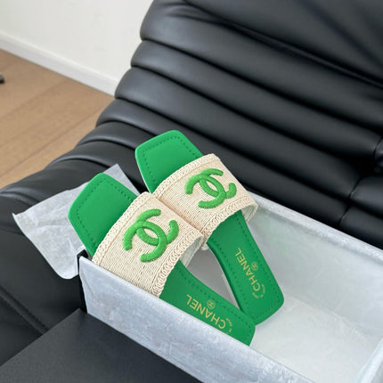 WOVEN SLIDE IN RAFFIA AND EMERALD GREEN LAMBSKIN