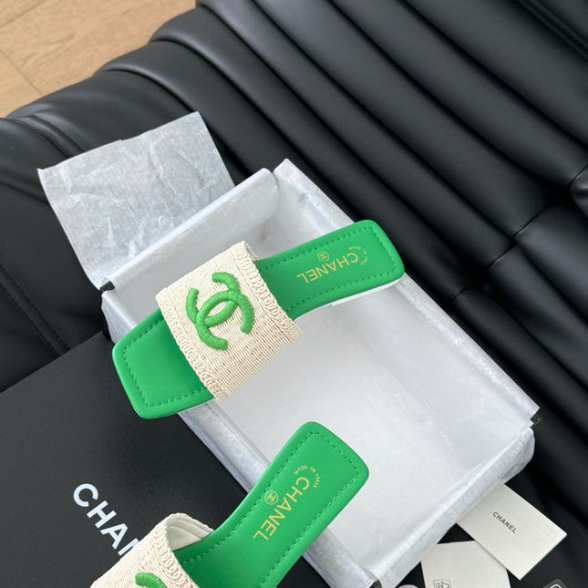 WOVEN SLIDE IN RAFFIA AND EMERALD GREEN LAMBSKIN