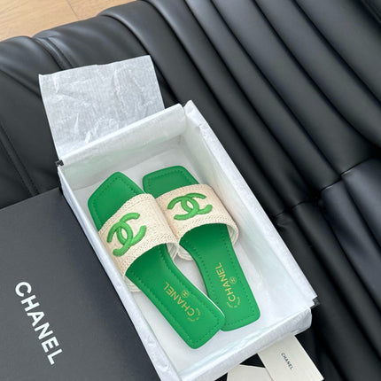 WOVEN SLIDE IN RAFFIA AND EMERALD GREEN LAMBSKIN