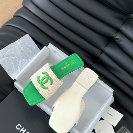 WOVEN SLIDE IN RAFFIA AND EMERALD GREEN LAMBSKIN