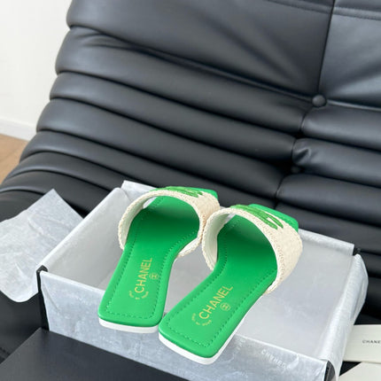 WOVEN SLIDE IN RAFFIA AND EMERALD GREEN LAMBSKIN