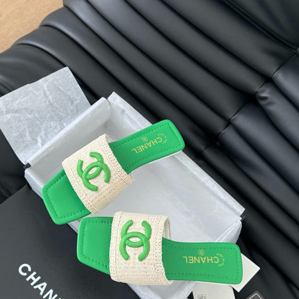 WOVEN SLIDE IN RAFFIA AND EMERALD GREEN LAMBSKIN