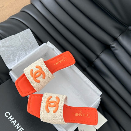 WOVEN SLIDE IN RAFFIA AND VIVID ORANGE LAMBSKIN