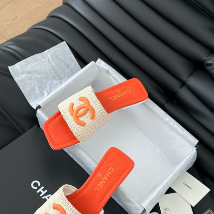 WOVEN SLIDE IN RAFFIA AND VIVID ORANGE LAMBSKIN