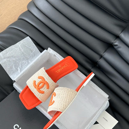 WOVEN SLIDE IN RAFFIA AND VIVID ORANGE LAMBSKIN