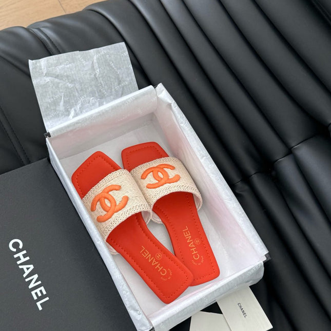 WOVEN SLIDE IN RAFFIA AND VIVID ORANGE LAMBSKIN