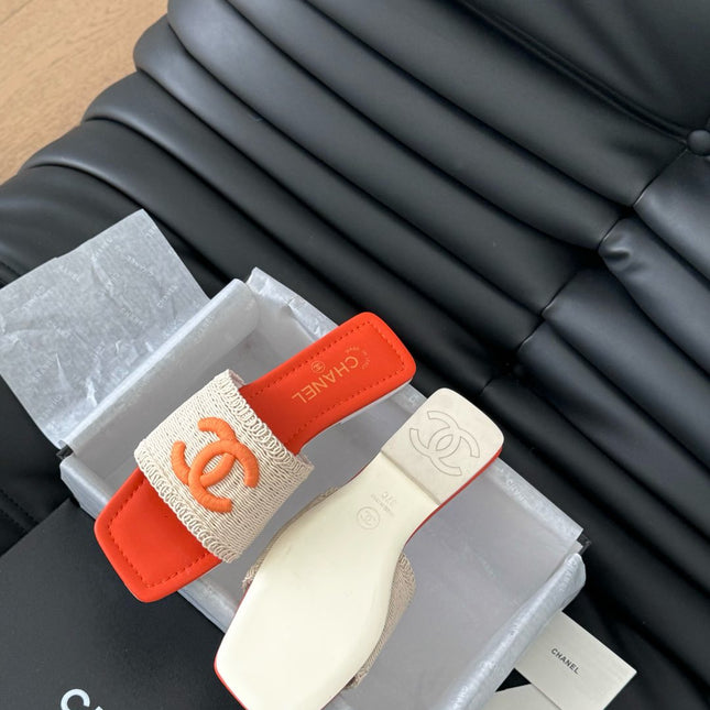 WOVEN SLIDE IN RAFFIA AND VIVID ORANGE LAMBSKIN