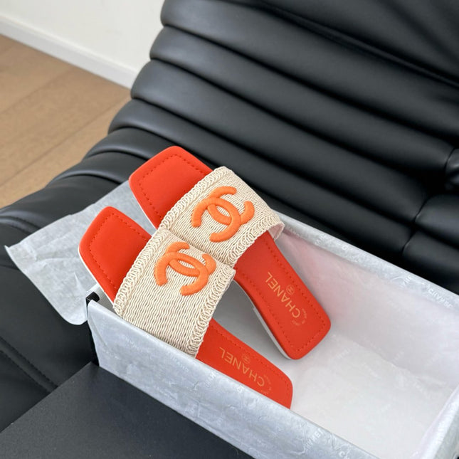 WOVEN SLIDE IN RAFFIA AND VIVID ORANGE LAMBSKIN