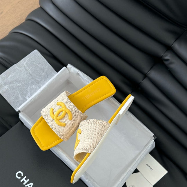 WOVEN SLIDE IN RAFFIA AND LIGHT YELLOW LAMBSKIN