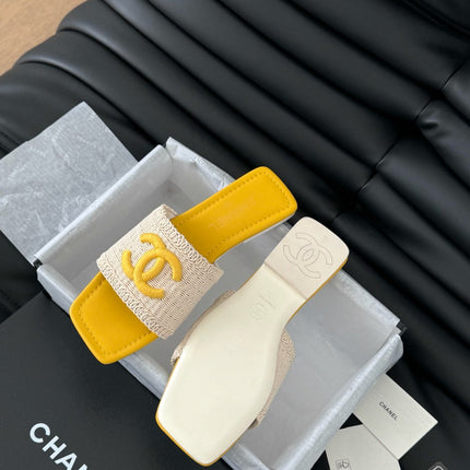 WOVEN SLIDE IN RAFFIA AND LIGHT YELLOW LAMBSKIN