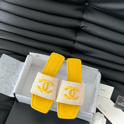 WOVEN SLIDE IN RAFFIA AND LIGHT YELLOW LAMBSKIN