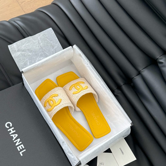 WOVEN SLIDE IN RAFFIA AND LIGHT YELLOW LAMBSKIN