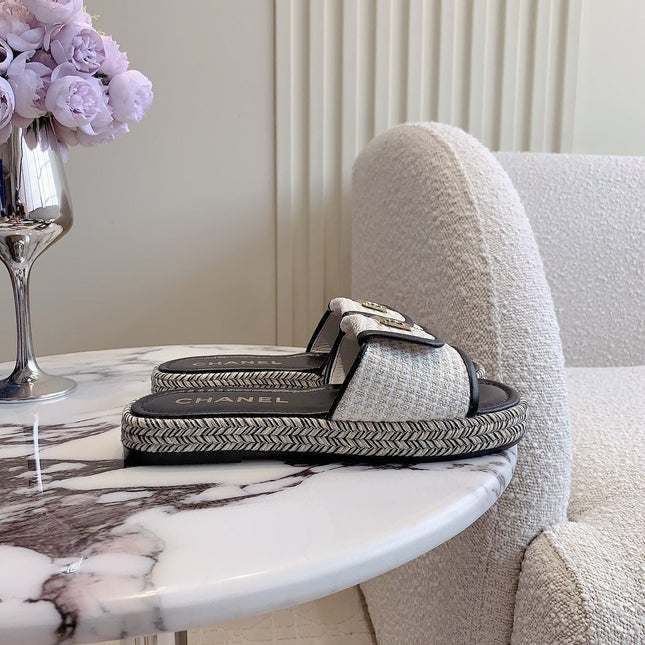 PLATFORM SLIPPERS IN WHITE WOOL AND BLACK LAMBSKIN