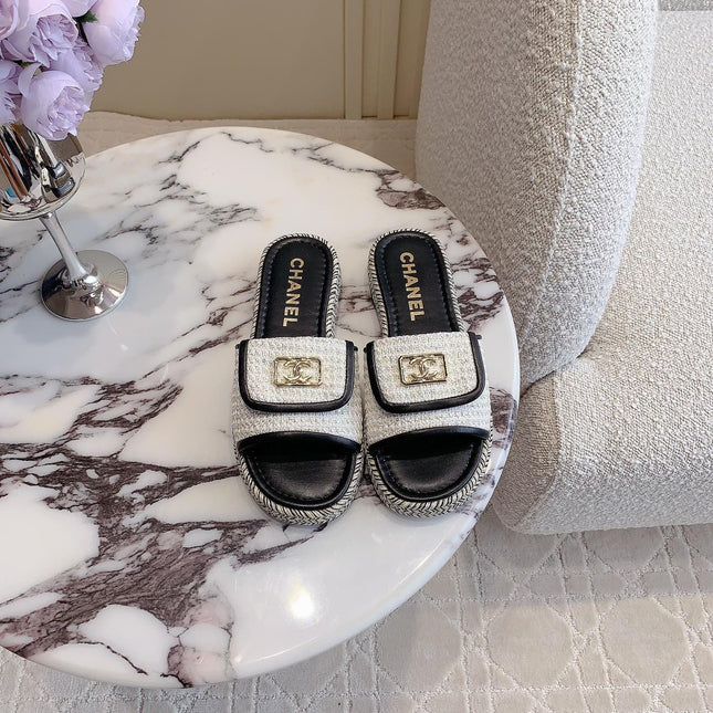 PLATFORM SLIPPERS IN WHITE WOOL AND BLACK LAMBSKIN