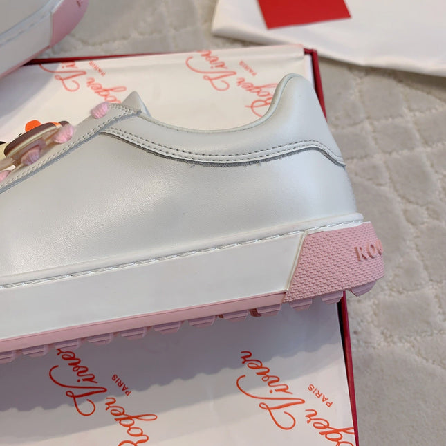 VIV' SKATE WHITE LEATHER SNEAKERS WITH PINK LACES AND CARTOON CHARMS