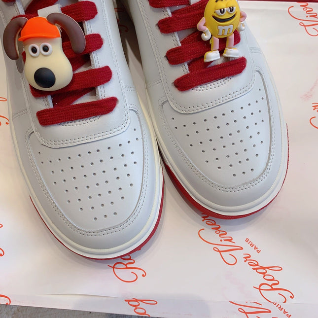 VIV' SKATE WHITE LEATHER SNEAKERS WITH RED LACES AND CARTOON CHARMS