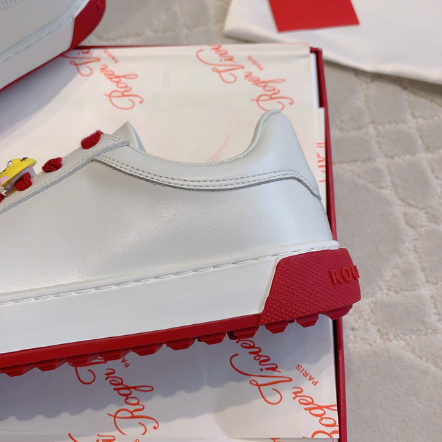 VIV' SKATE WHITE LEATHER SNEAKERS WITH RED LACES AND CARTOON CHARMS