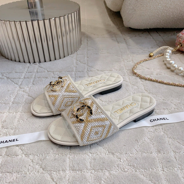 FLAT SANDALS LOGO STONE AND CHAIN IN WHITE LAMBSKIN WITH RAFFIA