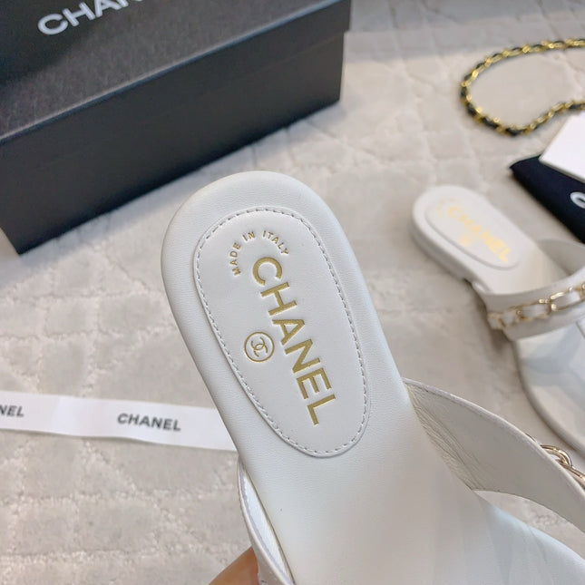 CC THONG SLIPPERS IN WHITE LAMBSKIN MIX CHAIN