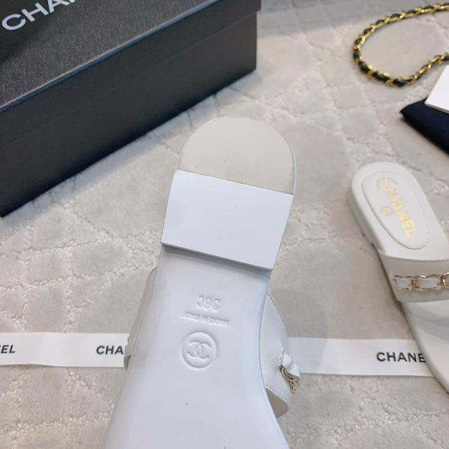 CC THONG SLIPPERS IN WHITE LAMBSKIN MIX CHAIN