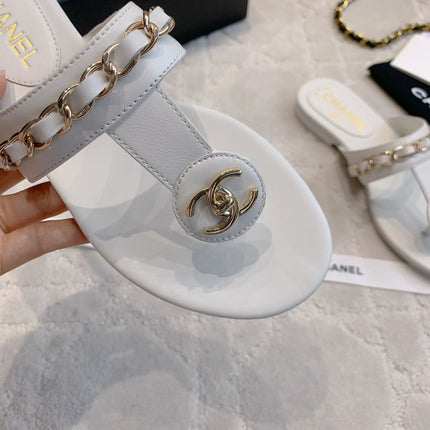 CC THONG SLIPPERS IN WHITE LAMBSKIN MIX CHAIN