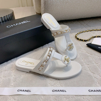 CC THONG SLIPPERS IN WHITE LAMBSKIN MIX CHAIN