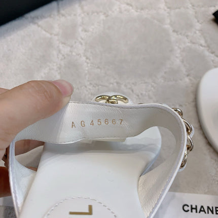CC THONG SLIPPERS IN WHITE LAMBSKIN MIX CHAIN