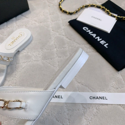 CC THONG SLIPPERS IN WHITE LAMBSKIN MIX CHAIN