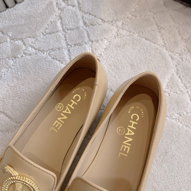 CHANEL 25S LOAFERS WITH LARGE LOGO IN LIGHT CARAMEL CALFSKIN GOLD HARDWARE